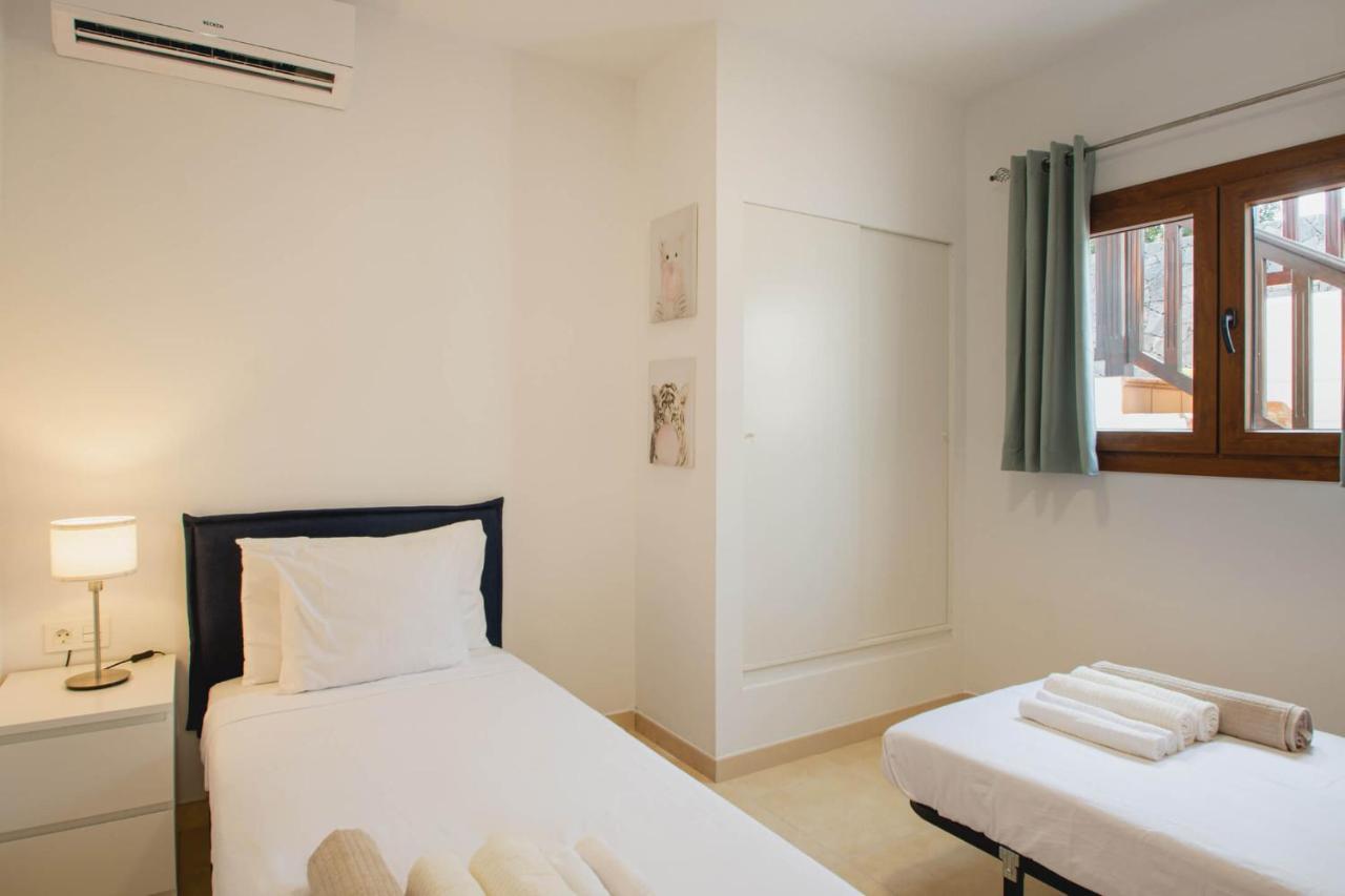 Stylish 6 Bedroom Villa Princesa - Hot Tub - Heated Pool - Near Beach & Waterparks Playa Blanca  Extérieur photo