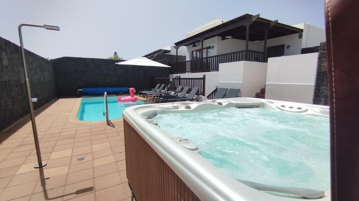 Stylish 6 Bedroom Villa Princesa - Hot Tub - Heated Pool - Near Beach & Waterparks Playa Blanca  Extérieur photo